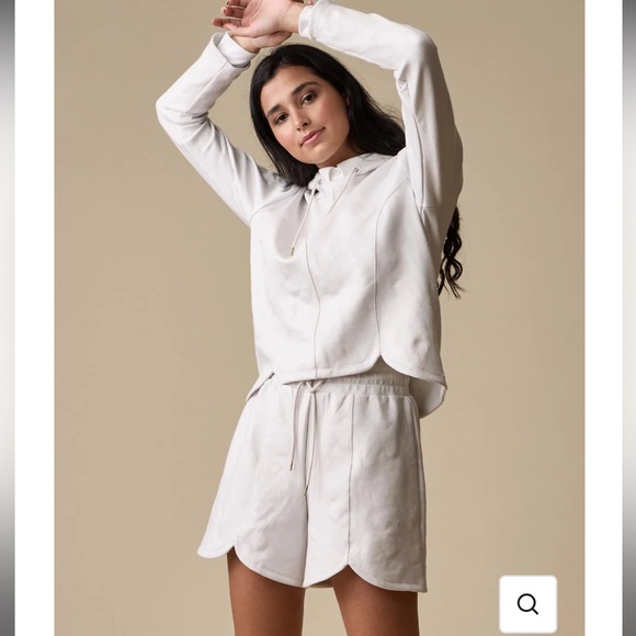 A PUTNAM Pants - NWT A PUTNAM Tulip Shorts Size S Cream Debossed Crane